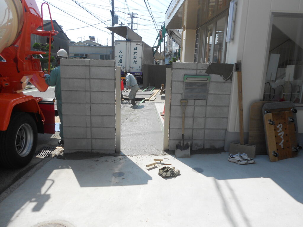 外構工事で門扉の基礎を施工している様子