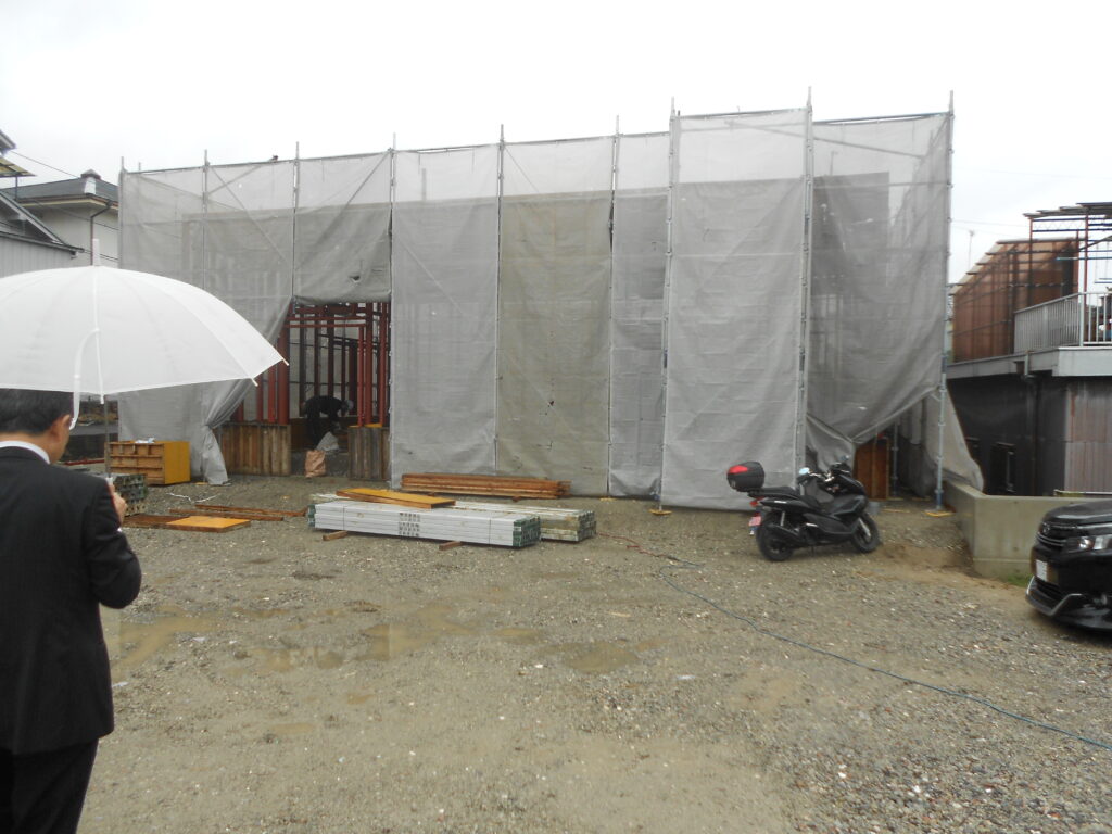 平屋倉庫の屋根施工の様子