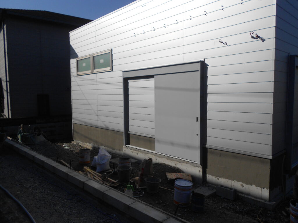 完成した平屋倉庫の外観
