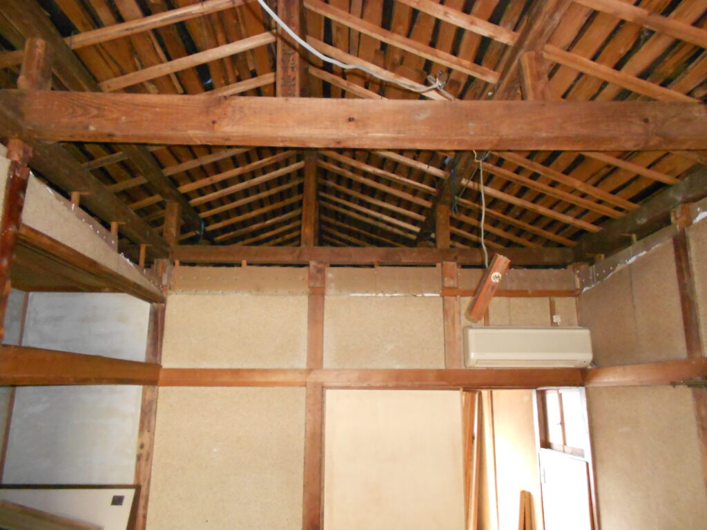 2階天井を解体して現れた小屋裏の構造