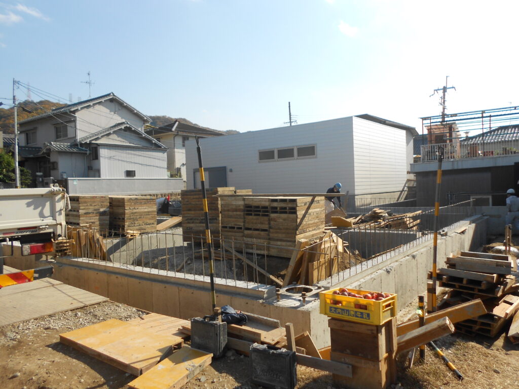 2階建倉庫の基礎コンクリート打設後の様子