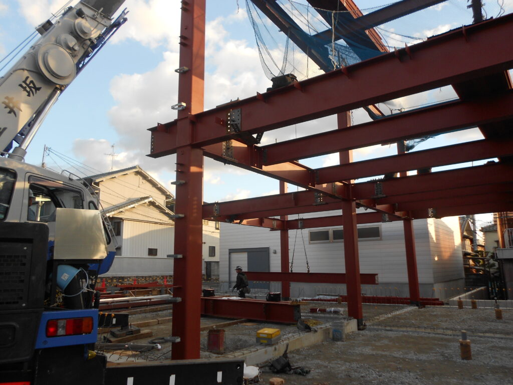 2階建倉庫の鉄骨建て方の様子