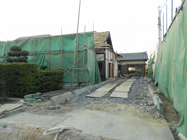 現状庫裏の解体工事の様子