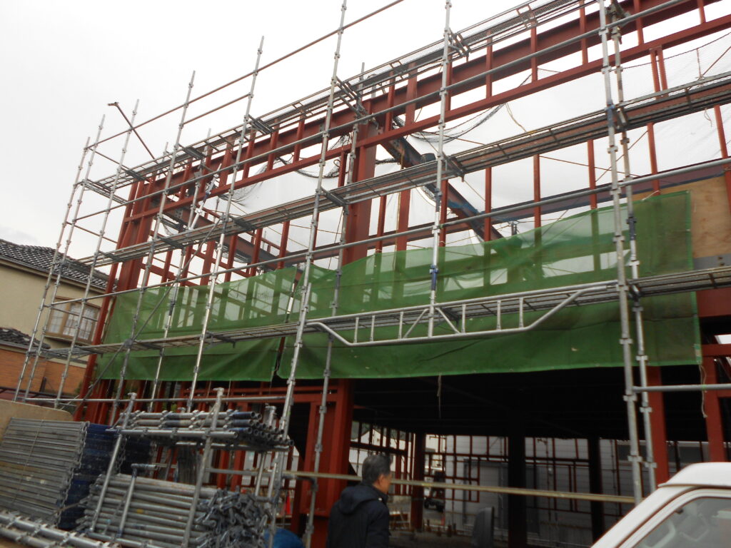 2階建倉庫の床版プレート施工の様子