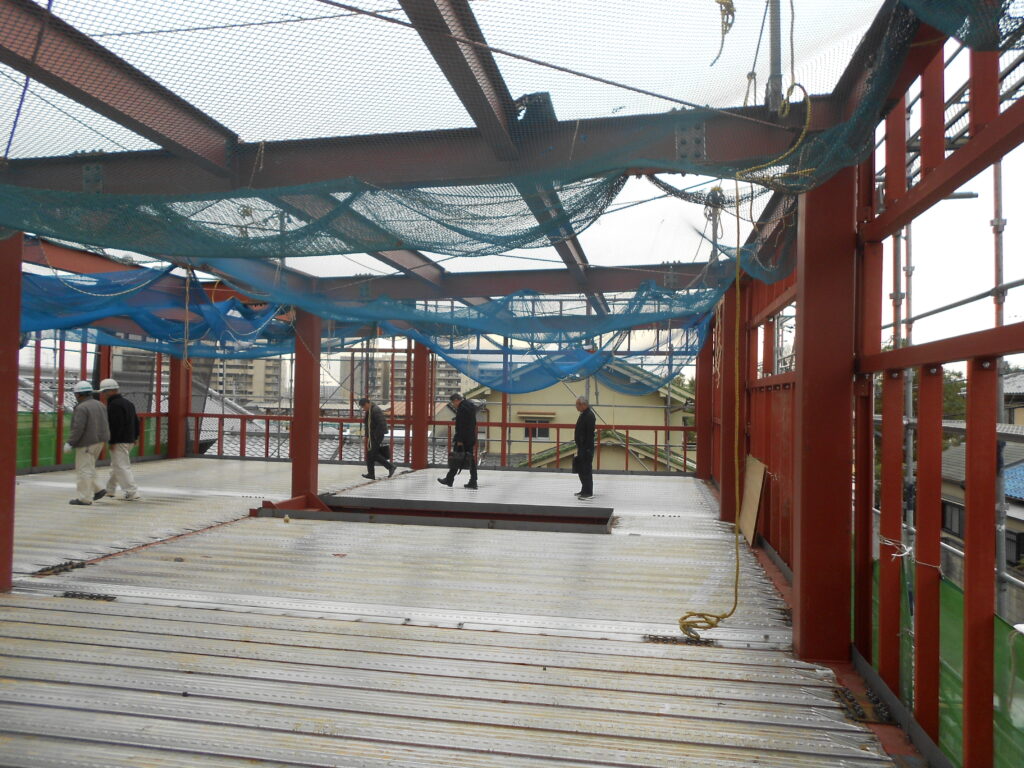 2階の床版プレートの上に鉄筋を配置した様子