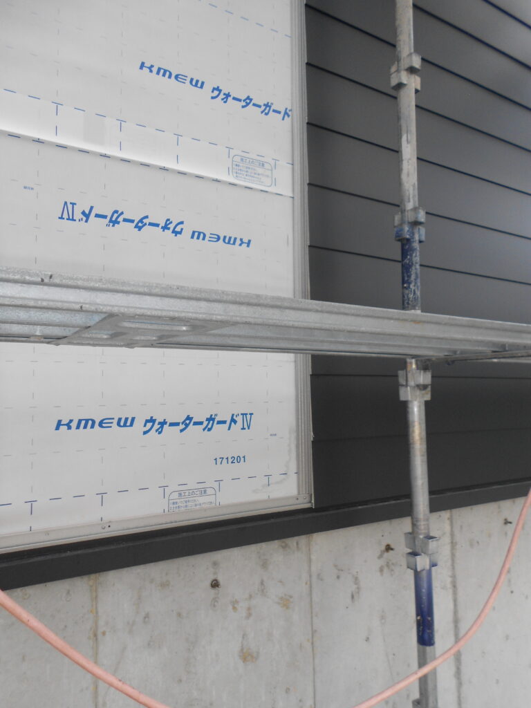 ガルバリウム鋼板の外壁施工とサッシの納まり