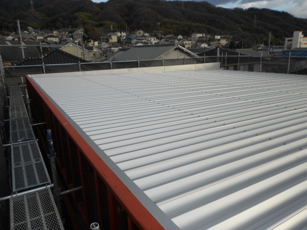 折板屋根の施工の様子
