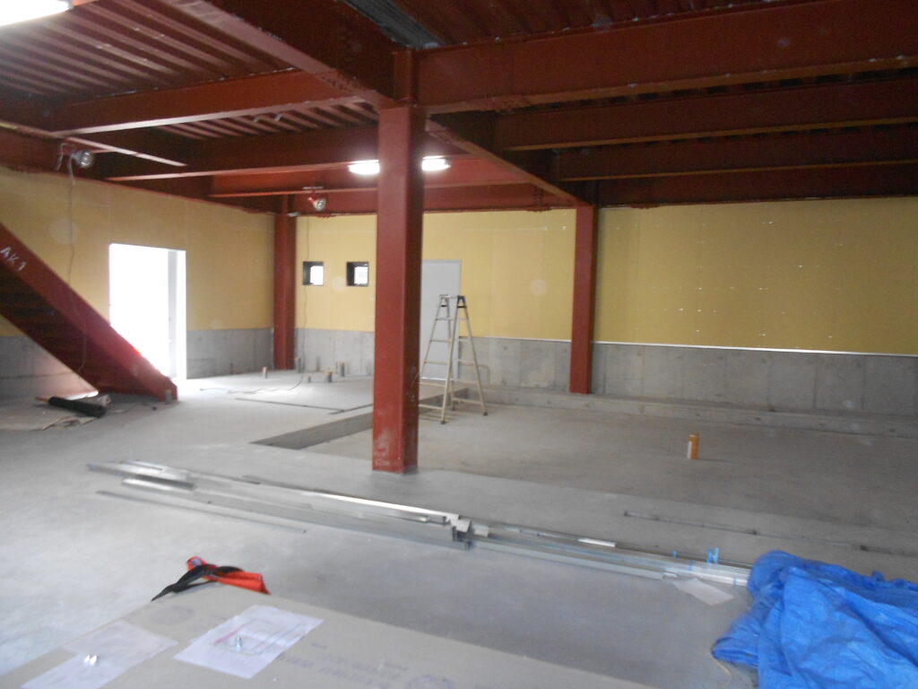 2階建倉庫の内装ボード施工の様子