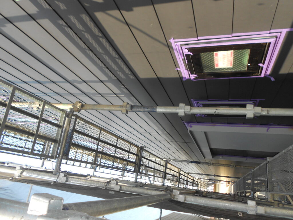 ブラックのガルバリウム鋼板で仕上げた外壁