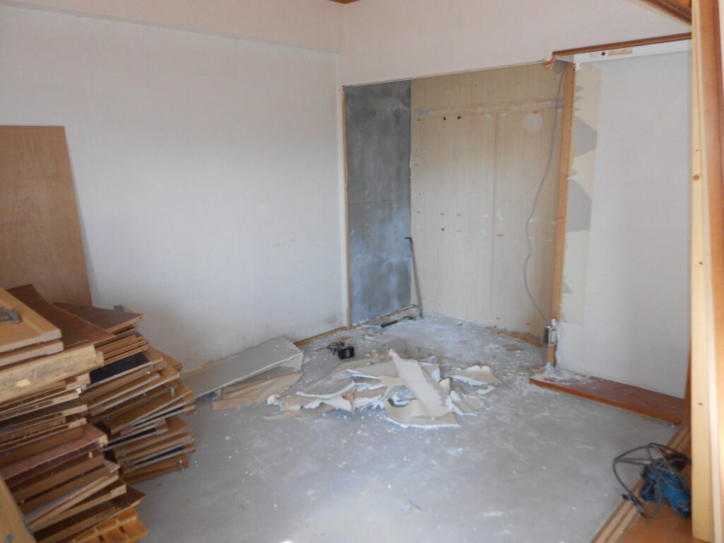 マンションリフォームの部分解体工事で壁を撤去した室内