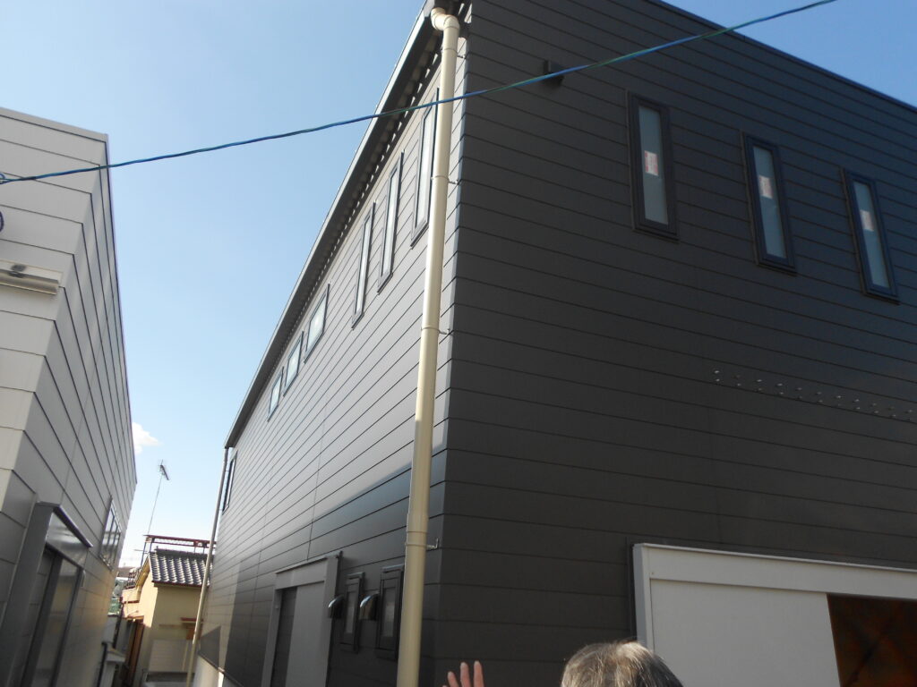 完成した2階建倉庫の外観