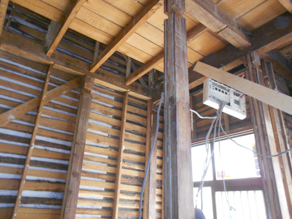 解体後に現れた構造体の柱や梁