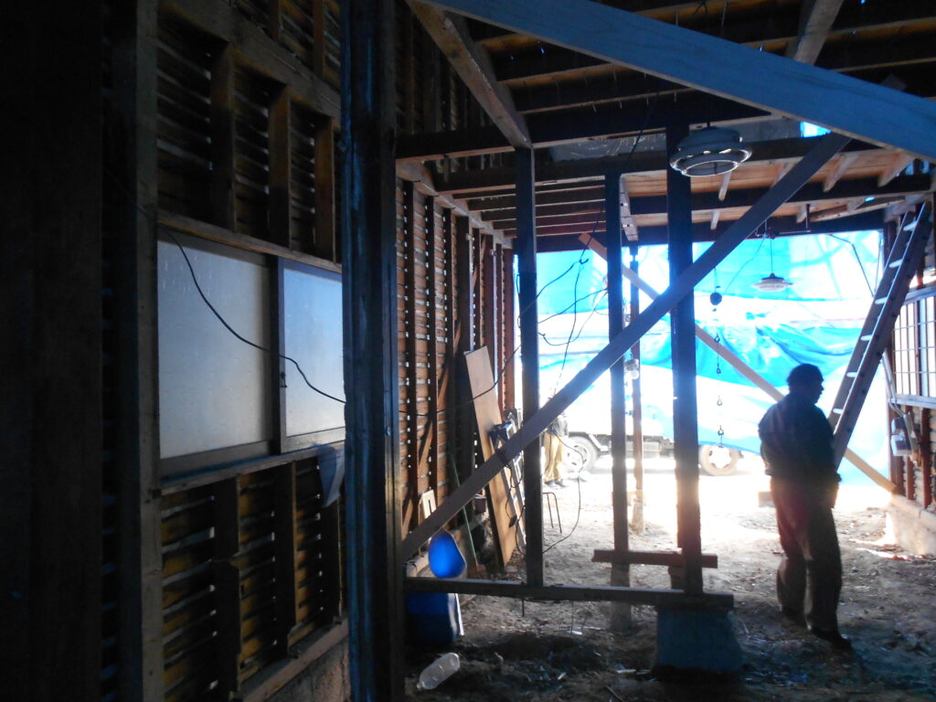 基礎補強の打ち合わせをする現場の様子