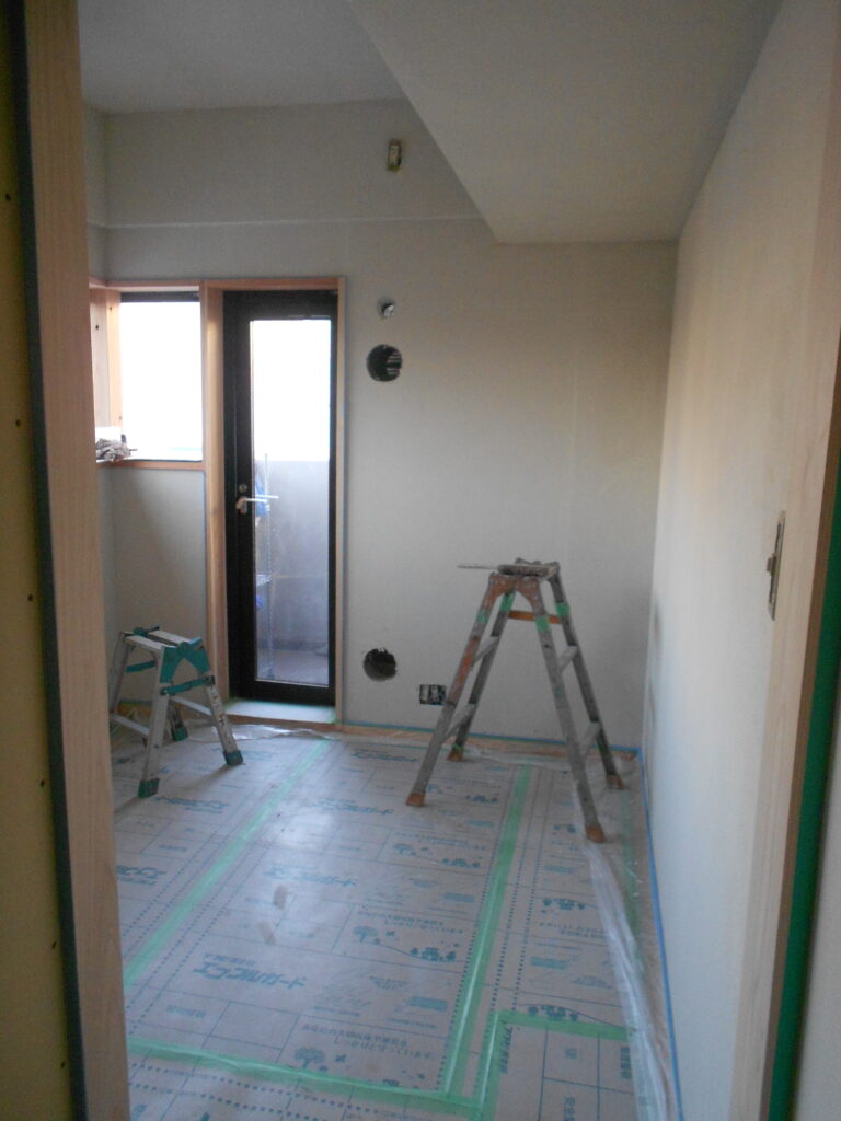 漆喰の下地左官を施工した室内