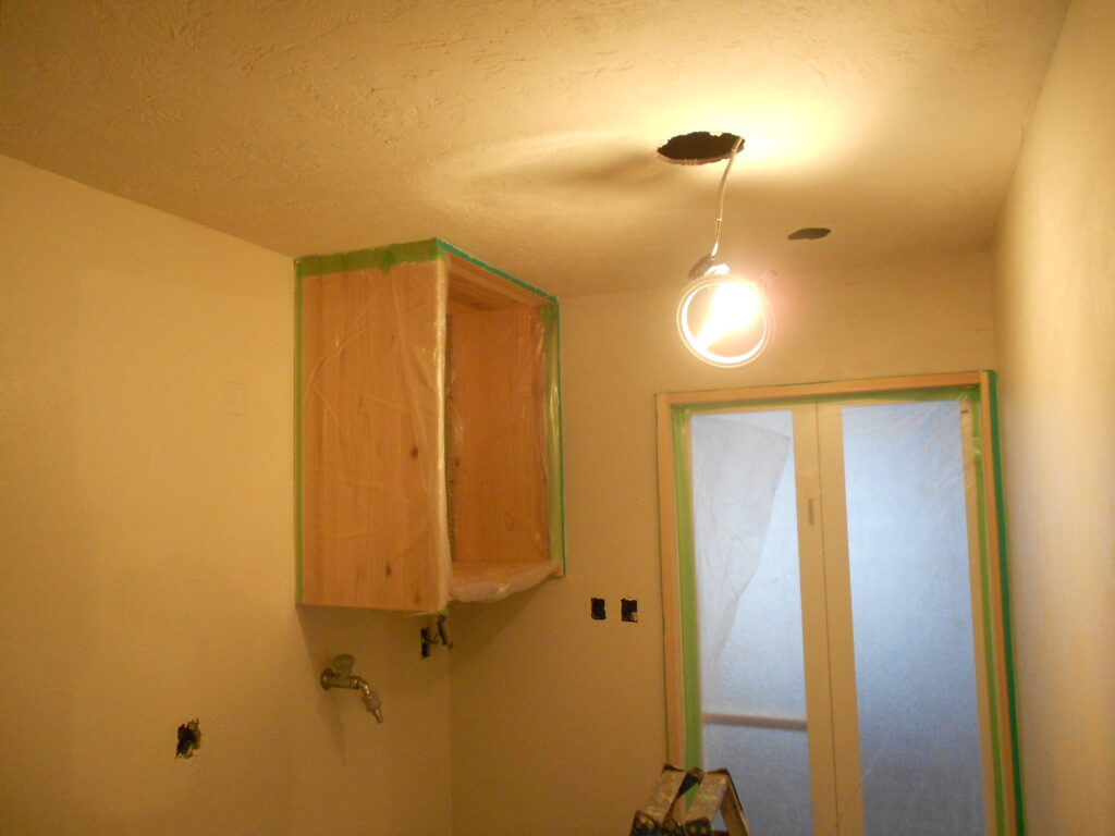 漆喰の仕上げ左官が完了し収納棚が造作された室内