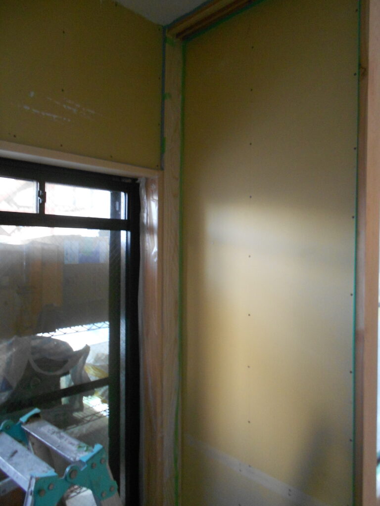 断熱材の上に石膏ボードを貼り終えた壁面