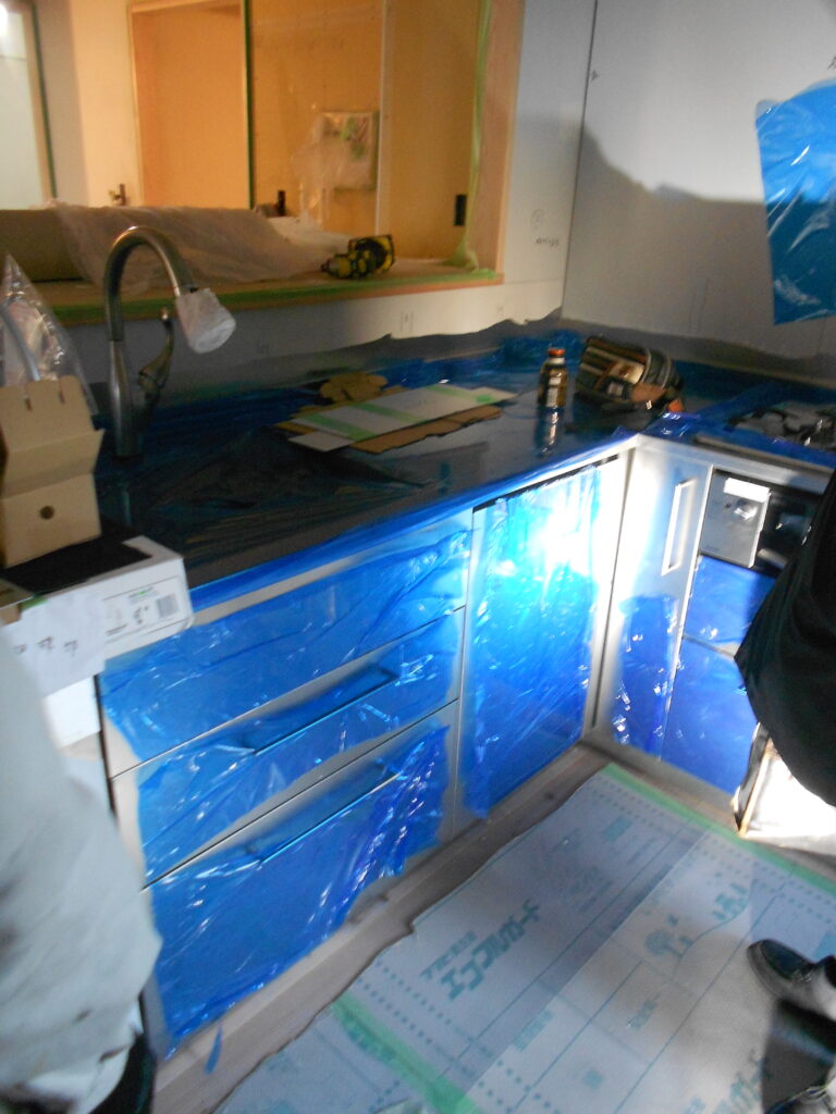 施工中のオールステンレスキッチン（養生シートで保護された状態）