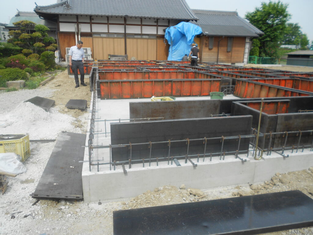 お寺の庫裏の基礎ベースコン打設後の様子