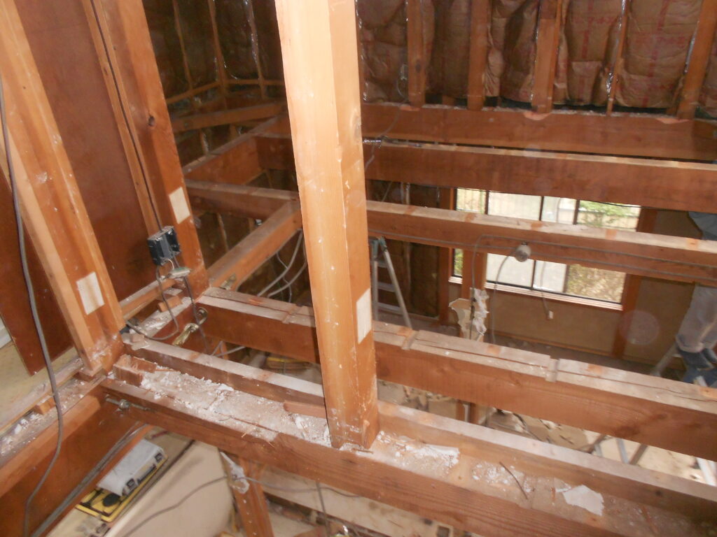 解体後に現れた既存の構造体と梁の様子