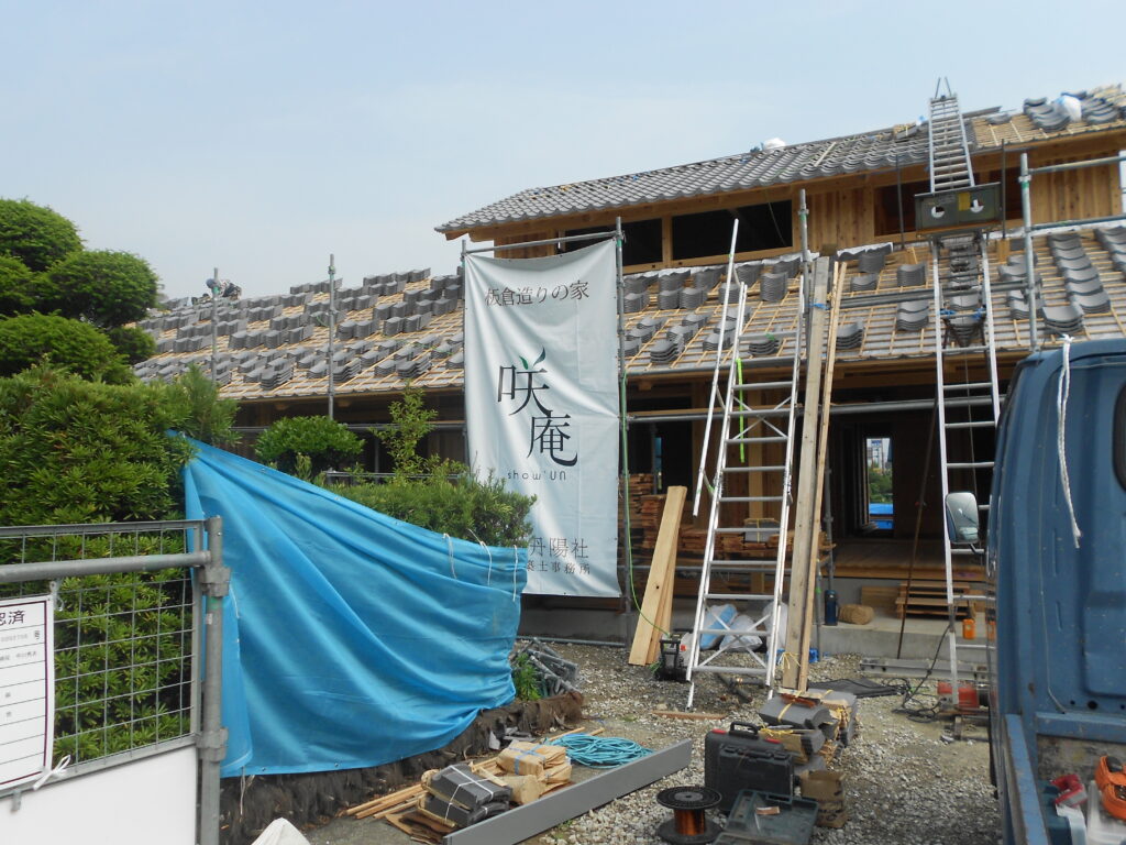 瓦屋根の施工途中、周囲に足場が組まれた庫裏の様子