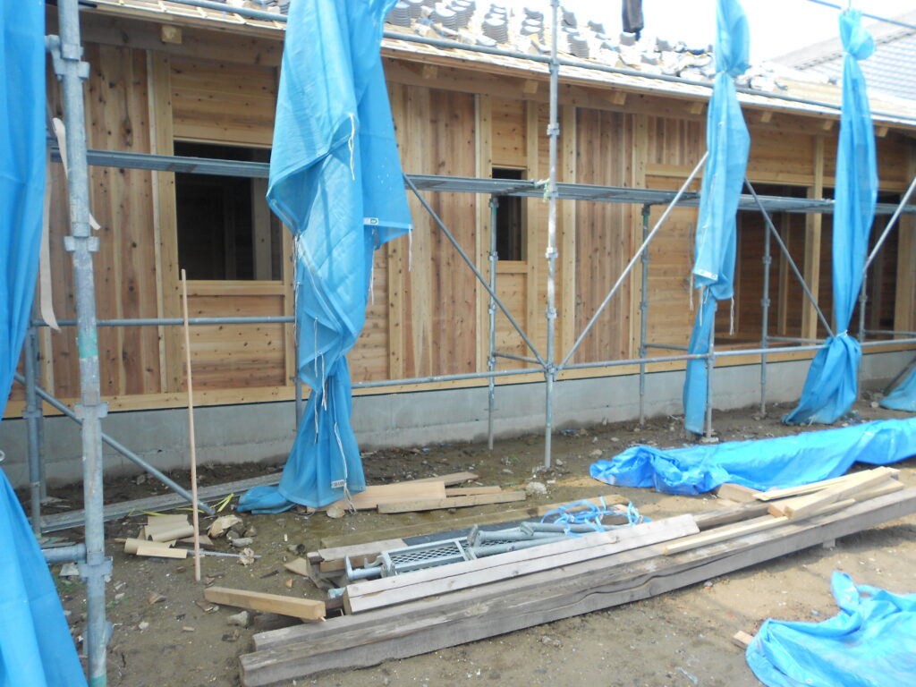 板倉造り庫裏の外周部の耐力壁に木摺り板を施工している様子