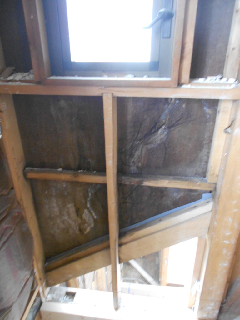 2階窓周辺の雨漏り箇所の確認