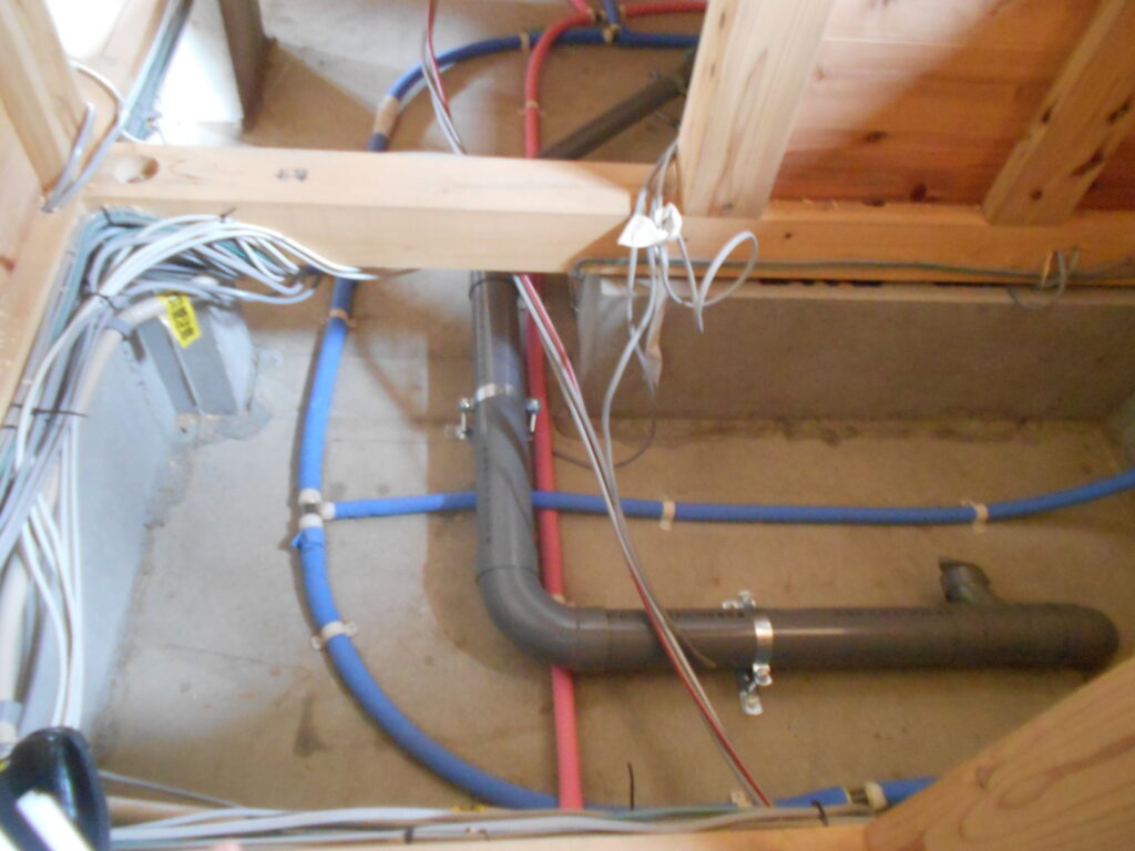 庫裏の内装工事の進行状況、設備配管の様子