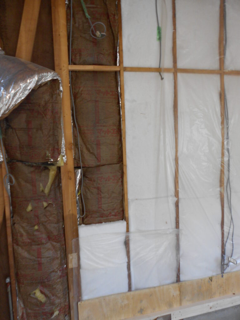 壁面への断熱材の施工状況