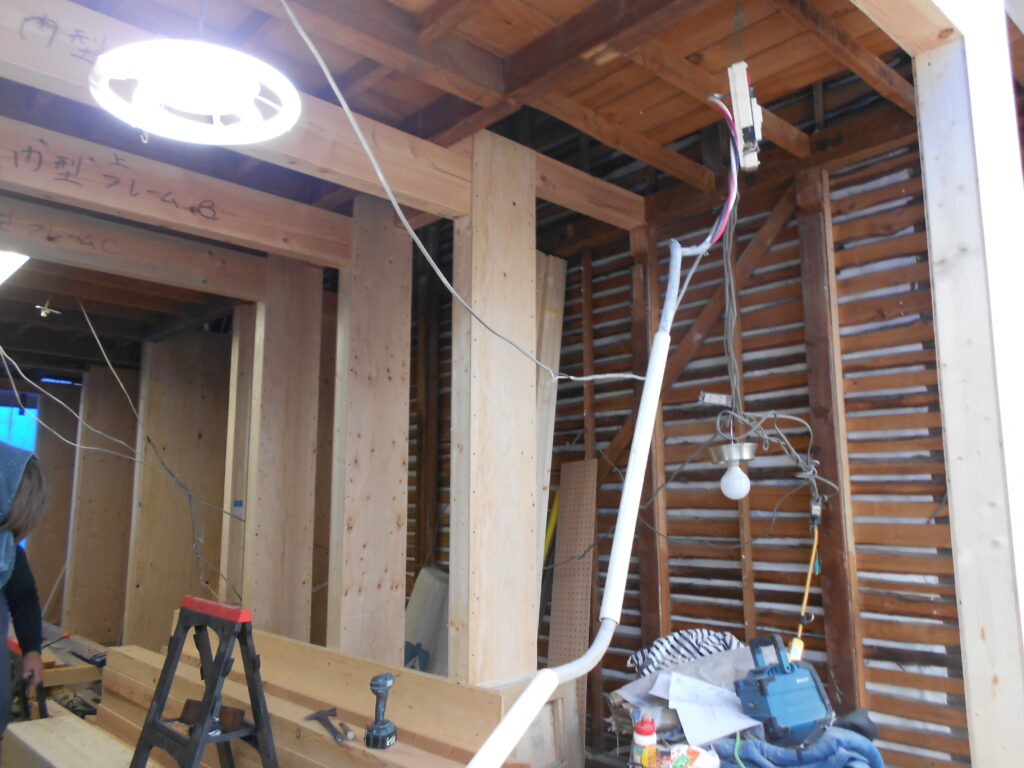 門型構造補強を複数配置した1階内部