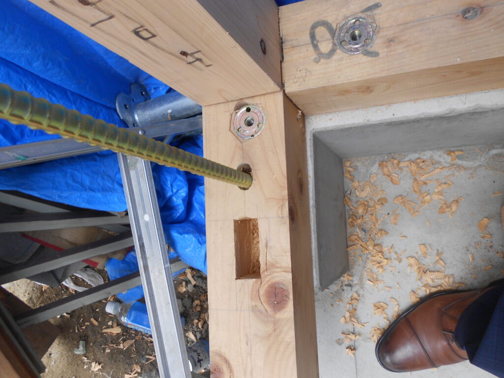 門型構造補強の基礎と土台を金物で緊結する様子