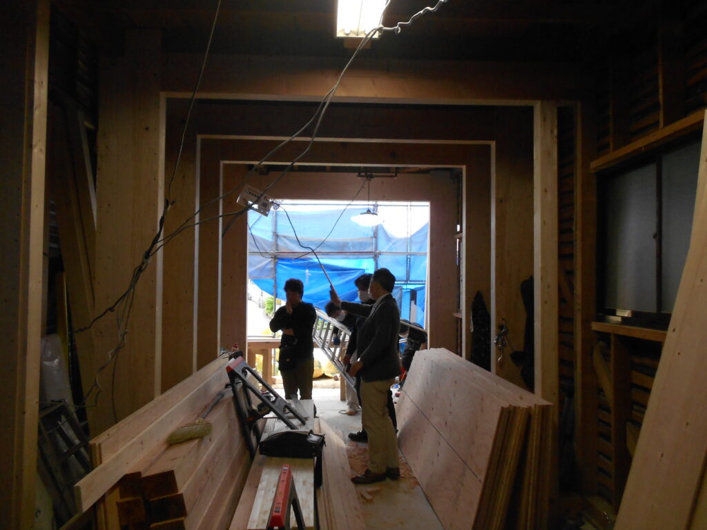 門型構造補強により実現した大開口の空間