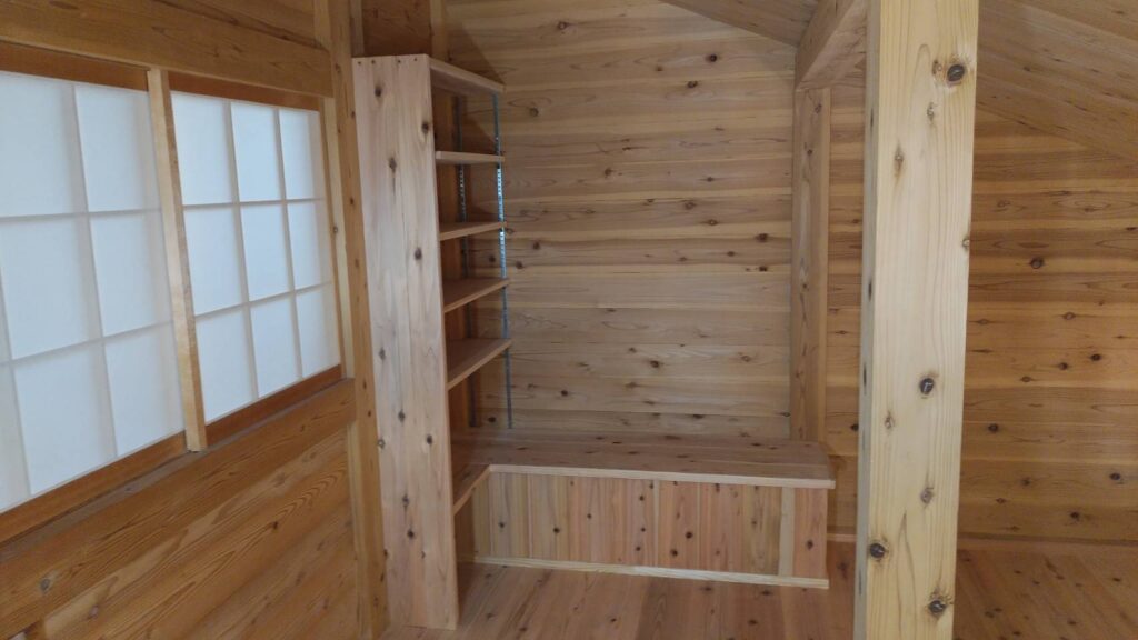 ロフト奥に設置された読書スペースのベンチと本棚