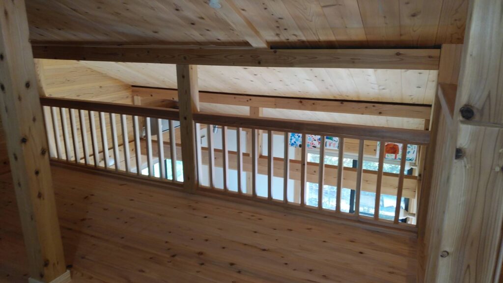 ロフトに取り付けられた杉の手すりの仕上がり