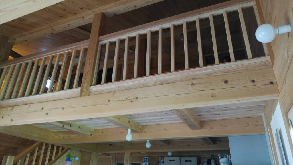 完成したロフトを1階から見上げた様子。杉の手すりが取り付けられている