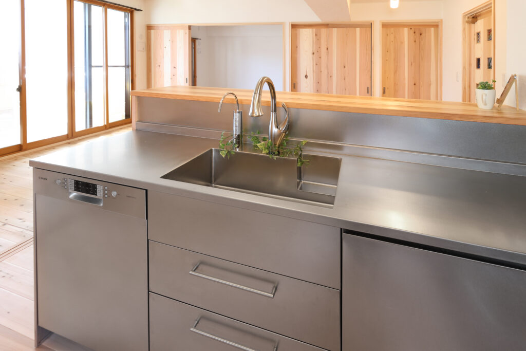 完成したオールステンレスのL型キッチン