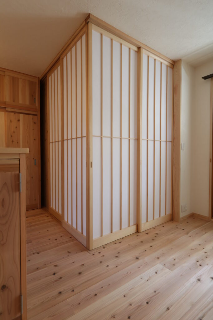 大型の引込障子で仕切れるリビングの一角（障子を閉じた状態）