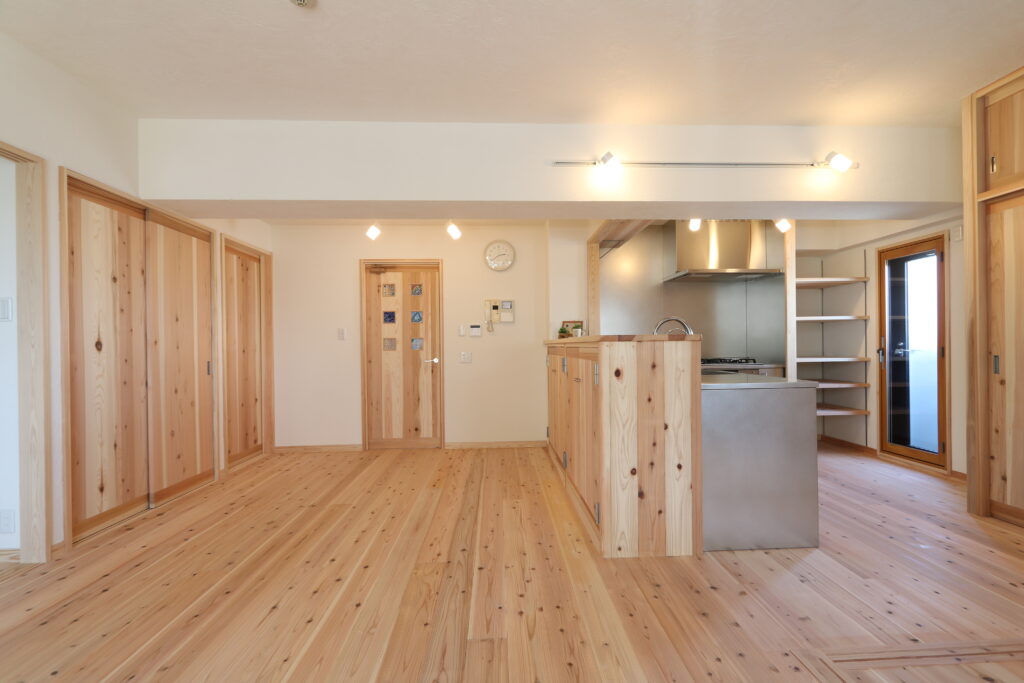 完成したリビングダイニング全景（杉無垢床とオールステンレスキッチン）