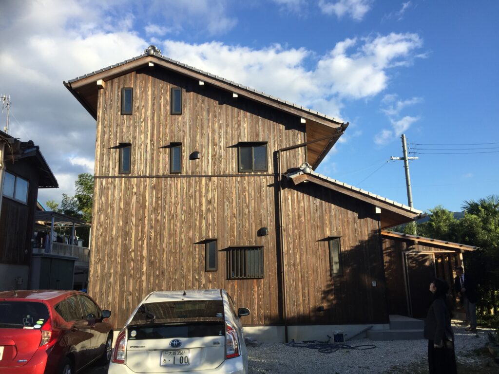 見学会時の板倉造りの家の外観(テラス付き)