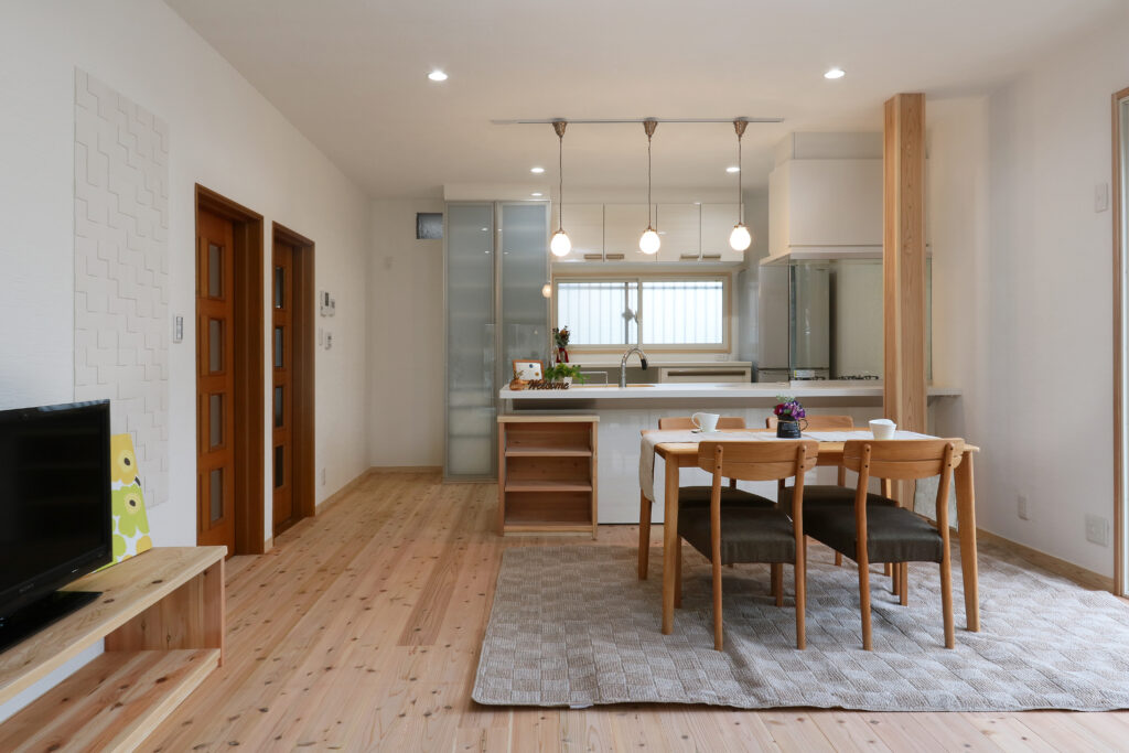 完成したLDK 無垢杉板の床と漆喰壁の明るいリビングダイニング