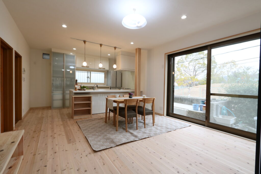 完成したLDK 対面キッチンから広いリビングを見渡す眺め