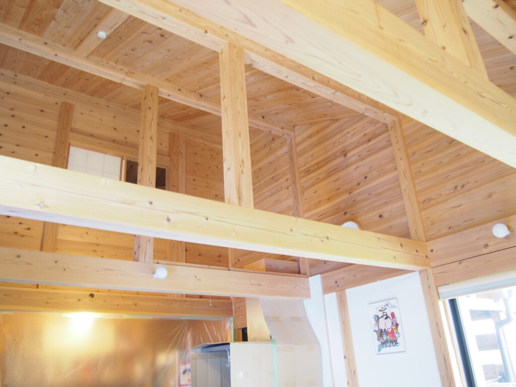 ロフト増設前の板倉造りの吹き抜け空間と梁