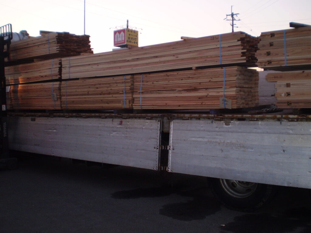 徳島から届いたトレーラー3台分の杉の無垢材