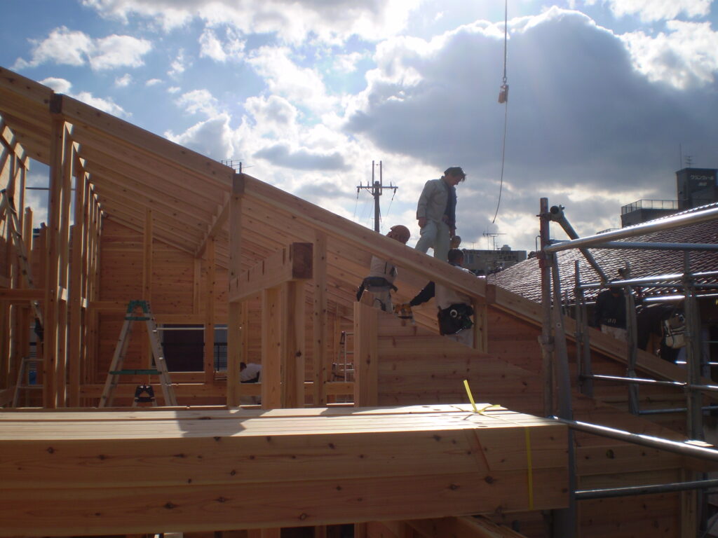 建て方3日目・小屋組みの板倉を落とし込み垂木が組み上がった状態