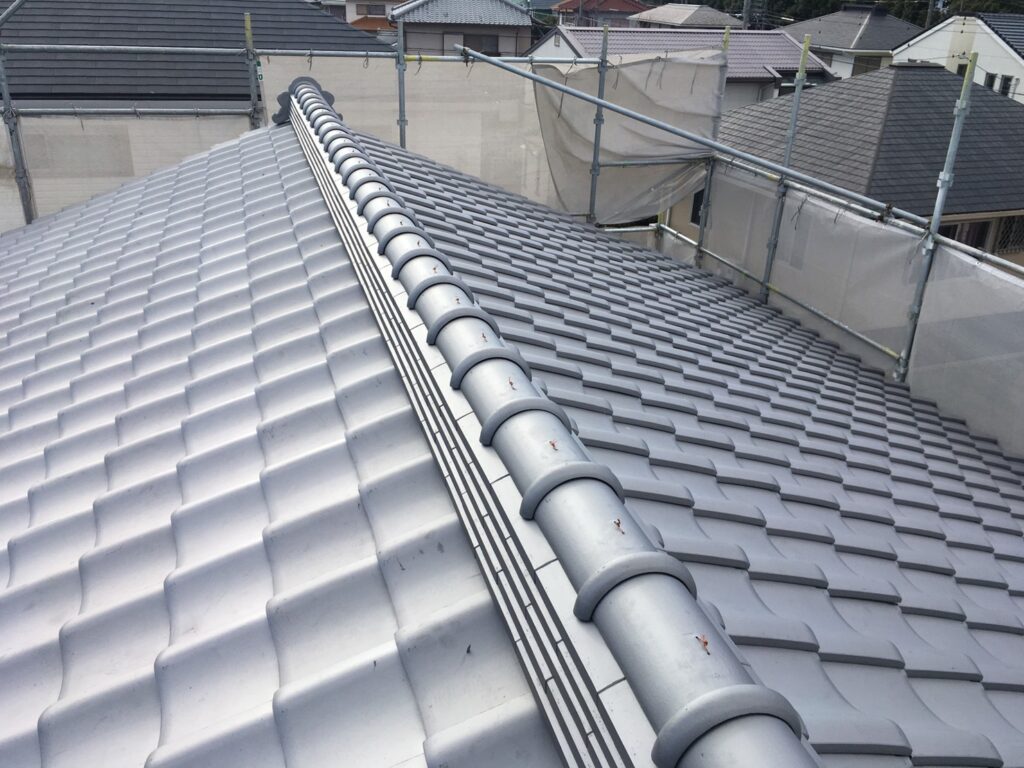 いぶしの和型軽量瓦が葺かれた屋根