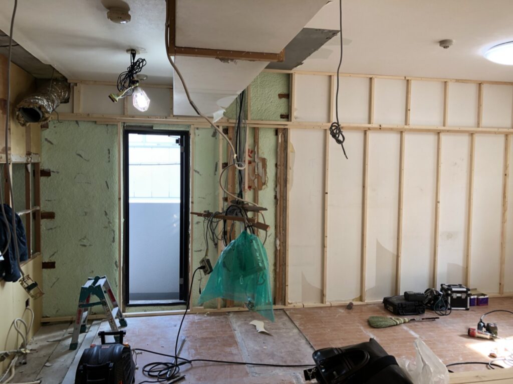 壁断熱材を施工するための間柱と下地骨組み