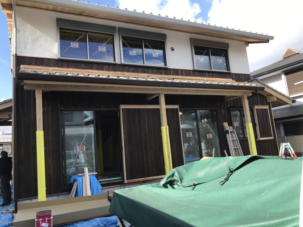 焼杉と漆喰で仕上がった外壁の外観