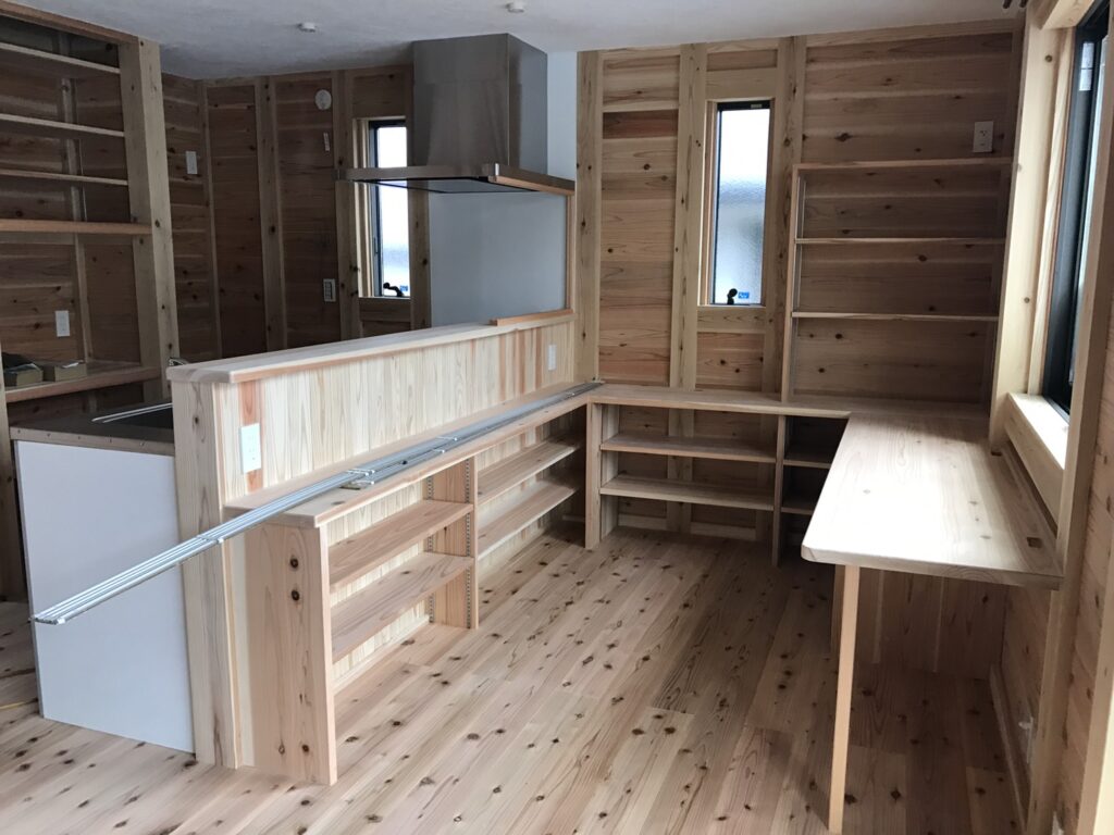 造作キッチンカウンターの施工の様子