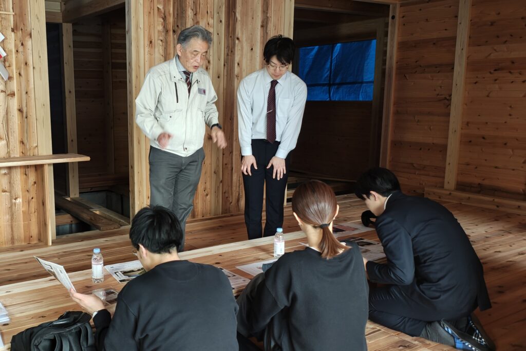 板倉造りの建築中の現場でお客様に紹介しているところ。