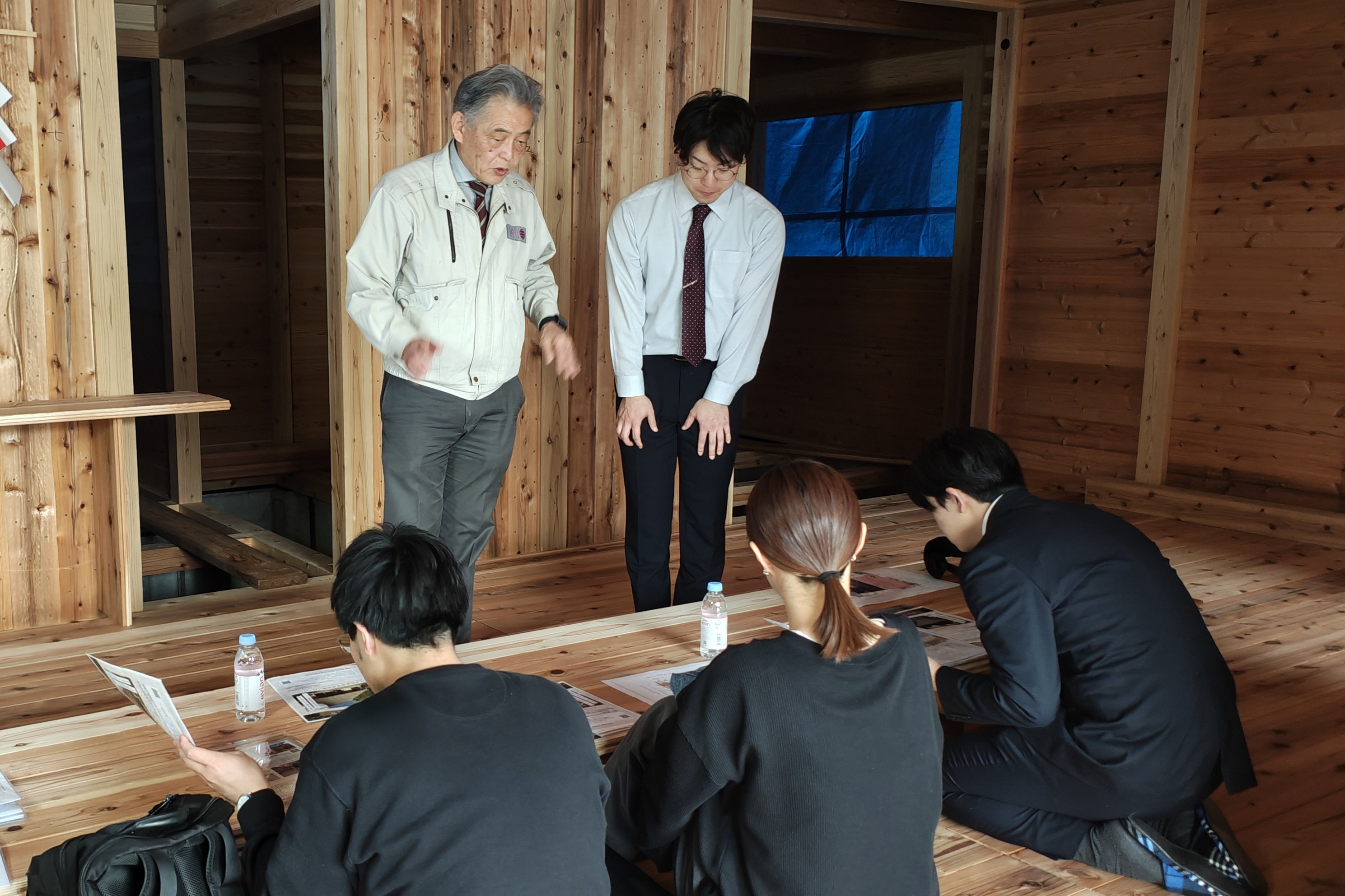 板倉造りの建築中の現場でお客様に紹介しているところ。