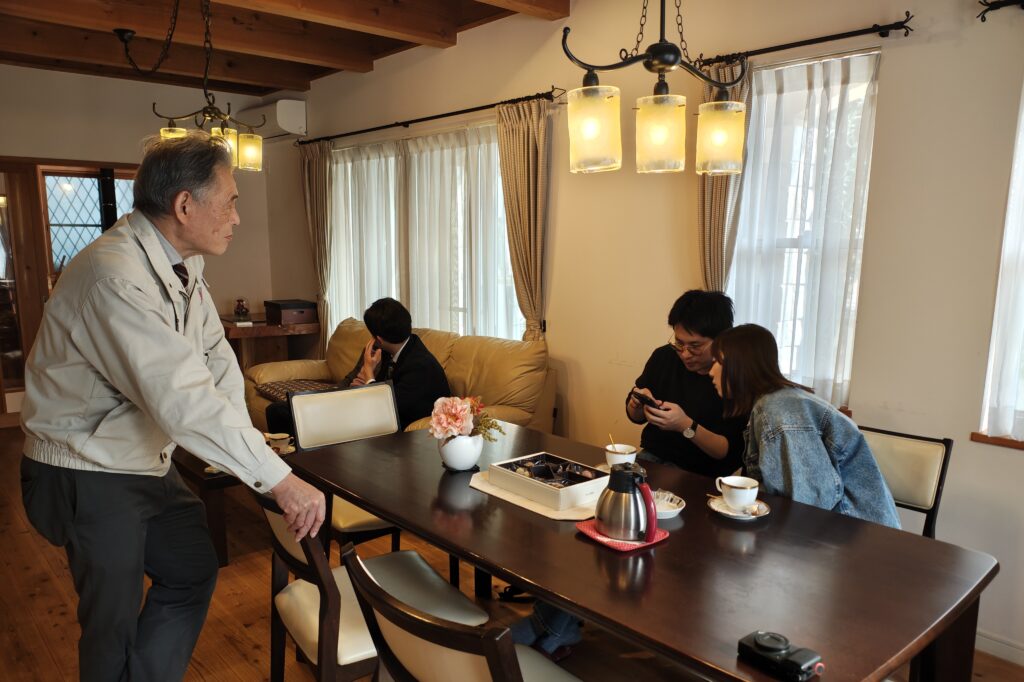 板倉造りの住宅でお客様にご紹介しているところ。